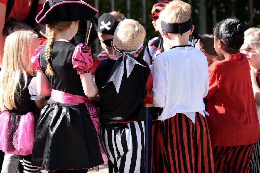 Kinderen verkleed als piraten spelen op het schoolplein van Openbare Basisschool De Tweemaster in Pijnacker. Kinderen verkleed als piraten spelen op het schoolplein van Openbare Basisschool De Tweemaster in Pijnacker.