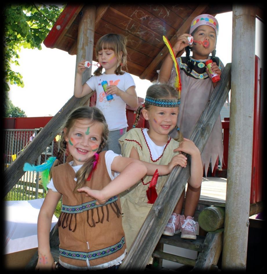 Kinderen verkleed in traditionele kostuums op het schoolplein van WereldKidz Palet in Maarssen. Kinderen verkleed in traditionele kostuums op het schoolplein van WereldKidz Palet in Maarssen.