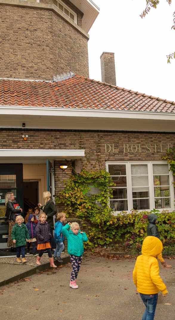 Kinderen verlaten de P.C. basisschool De Bolster in Amersfoort voor het schoolplein. Kinderen verlaten de P.C. basisschool De Bolster in Amersfoort voor het schoolplein.