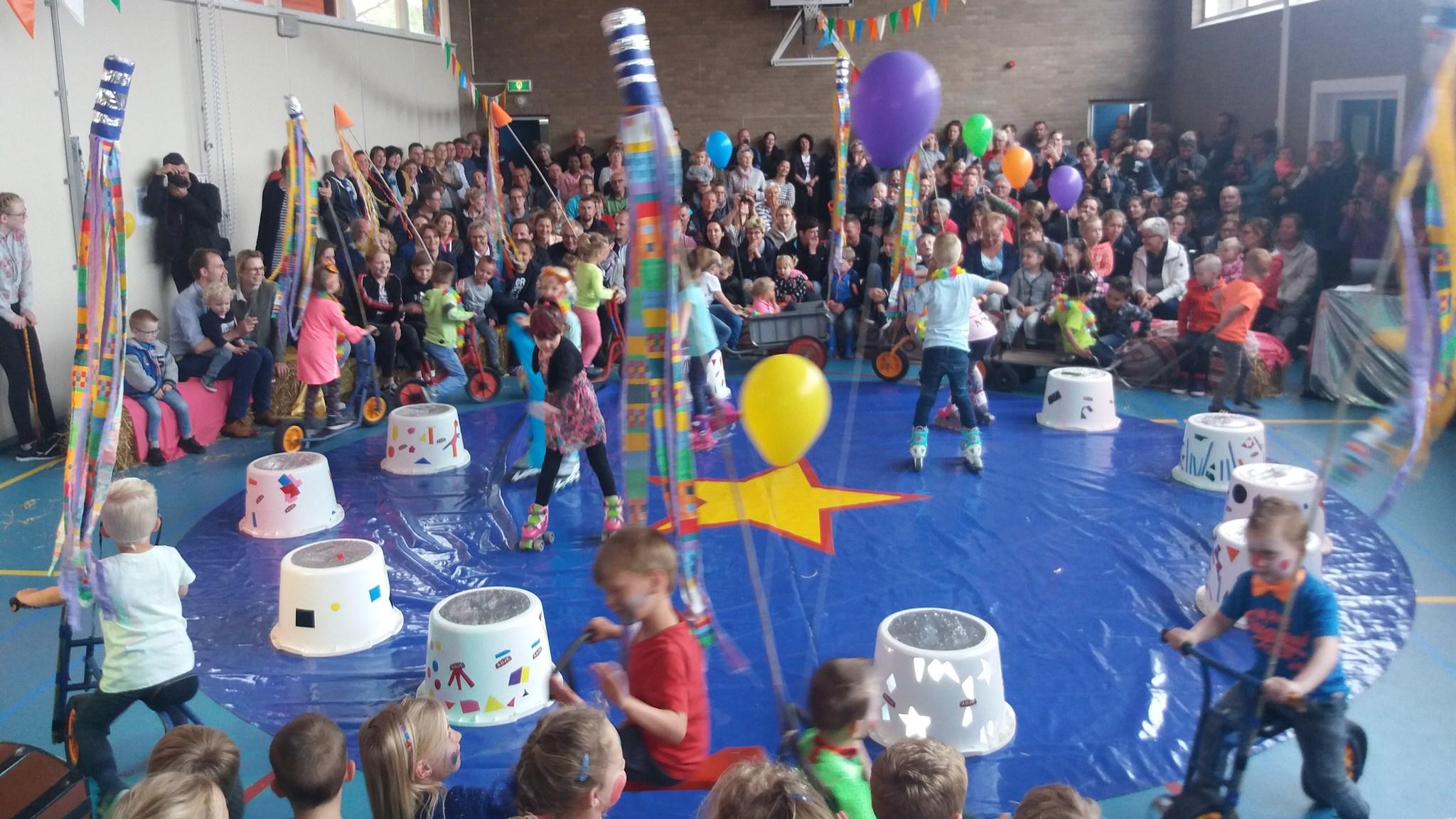 Kinderen vieren een festijn op De Finne in Warten met een vrolijke opvoering in de gymzaal. Kinderen vieren een festijn op De Finne in Warten met een vrolijke opvoering in de gymzaal.