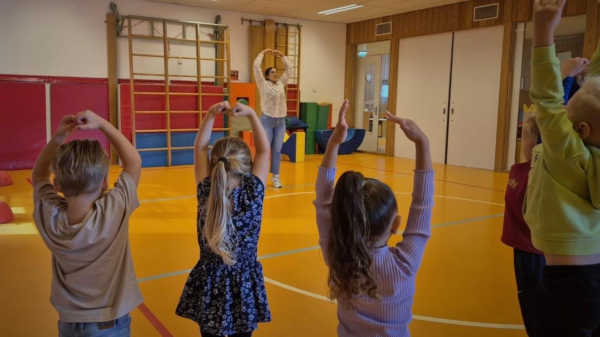 Kinderen volgen een les in gymnastiek bij Parkwijck, Openbare Basisschool in Dordrecht. Kinderen volgen een les in gymnastiek bij Parkwijck, Openbare Basisschool in Dordrecht.