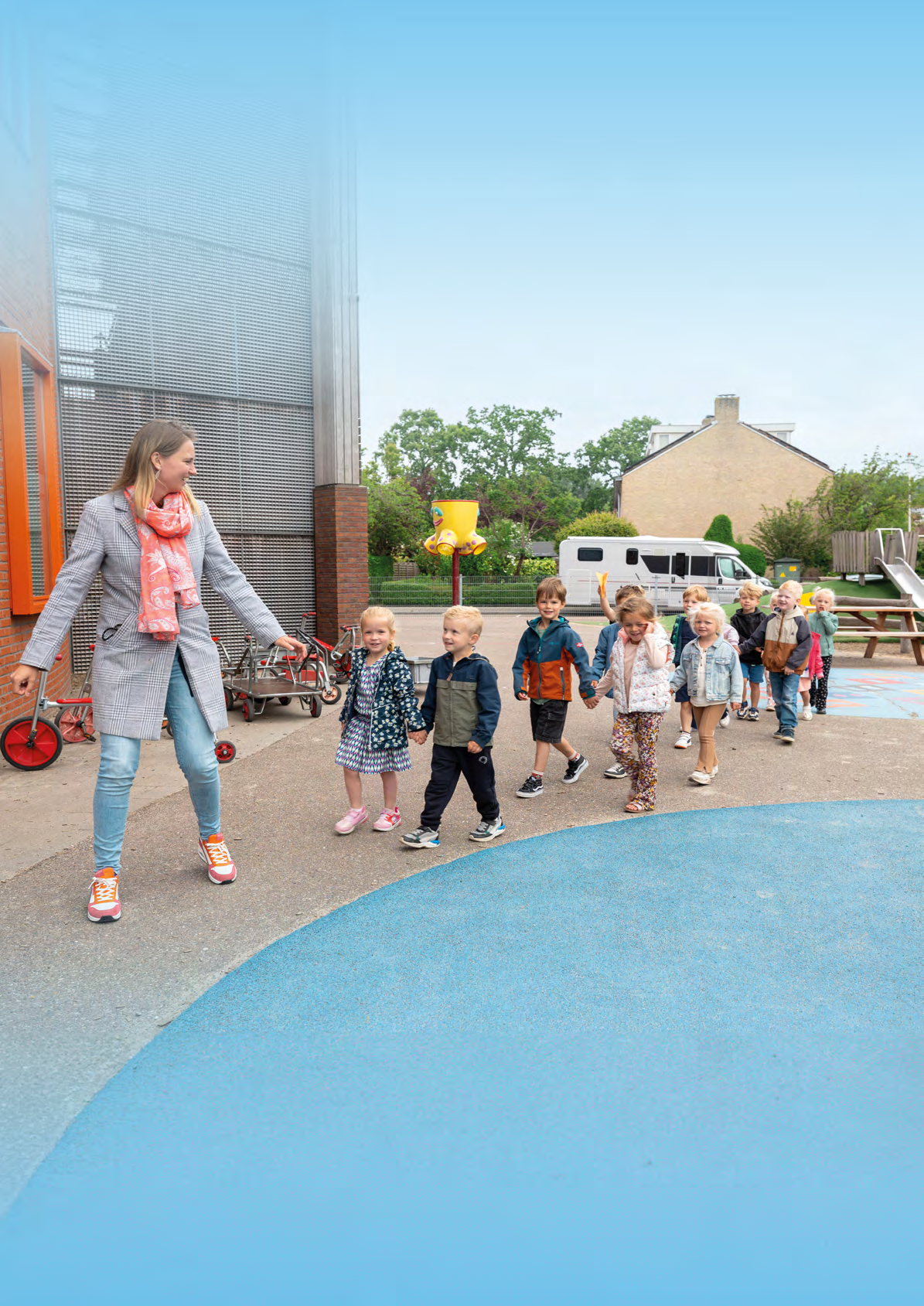 Kinderen wandelen op het schoolplein van IKC de Driemaster in Hoek van Holland. Kinderen wandelen op het schoolplein van IKC de Driemaster in Hoek van Holland.