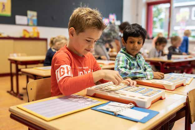 Kinderen werken geconcentreerd aan hun opdrachten in de klas van De Achtbaan in Tiel. Kinderen werken geconcentreerd aan hun opdrachten in de klas van De Achtbaan in Tiel.