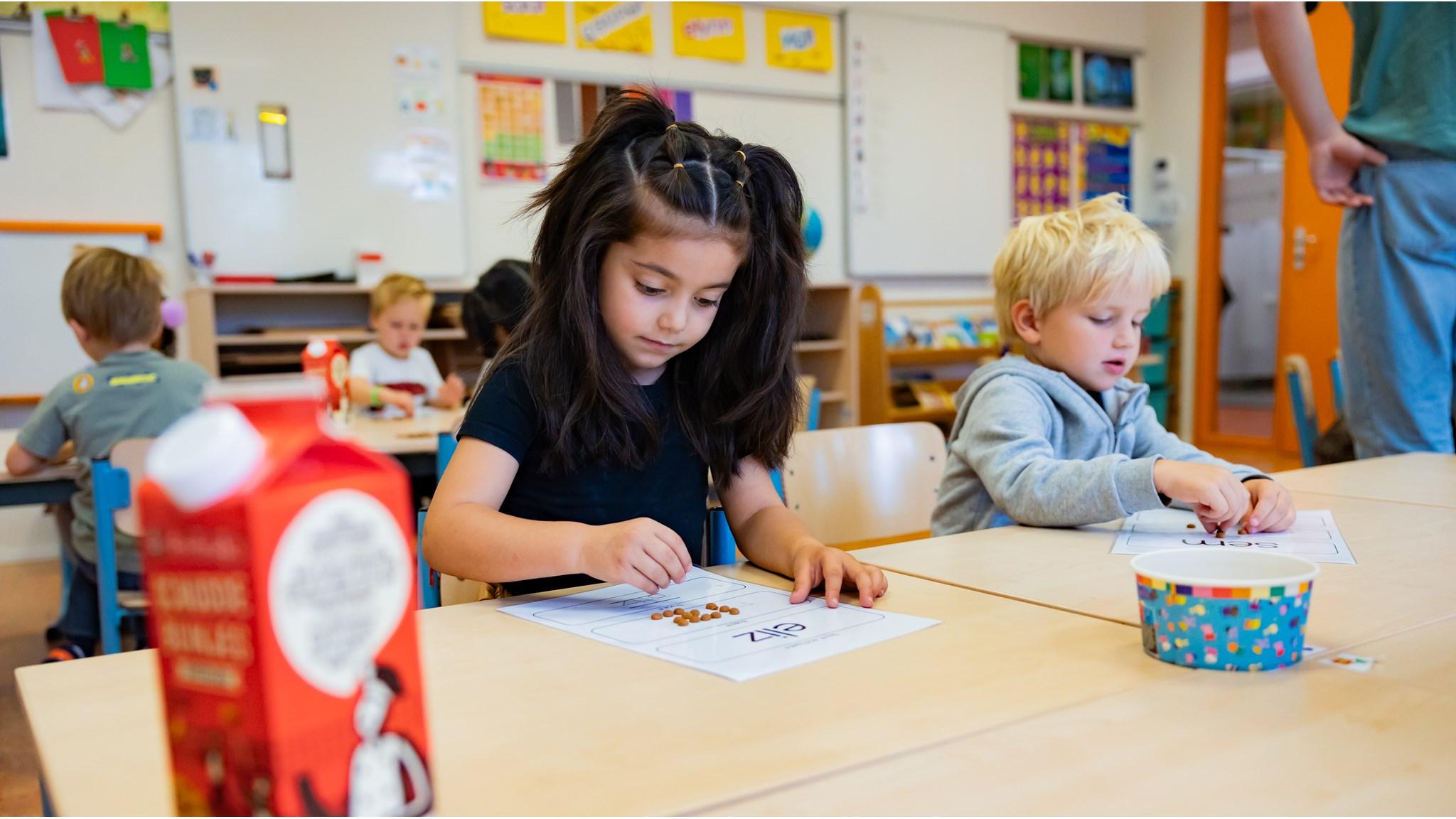 Kinderen werken geconcentreerd aan hun opdrachten in de klas van de Da Costaschool in Hilversum. Kinderen werken geconcentreerd aan hun opdrachten in de klas van de Da Costaschool in Hilversum.