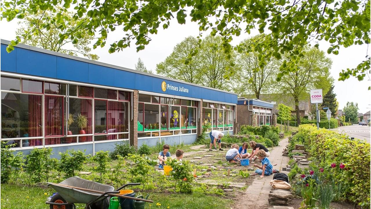 Kinderen werken in de tuin van de PCBO Prinses Juliana in Lieren. Kinderen werken in de tuin van de PCBO Prinses Juliana in Lieren.