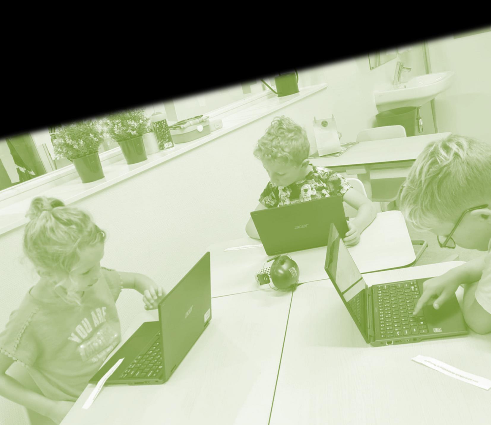 Kinderen werken op laptops in het klaslokaal van De Wegwijzer in Krimpen aan de Lek. Kinderen werken op laptops in het klaslokaal van De Wegwijzer in Krimpen aan de Lek.