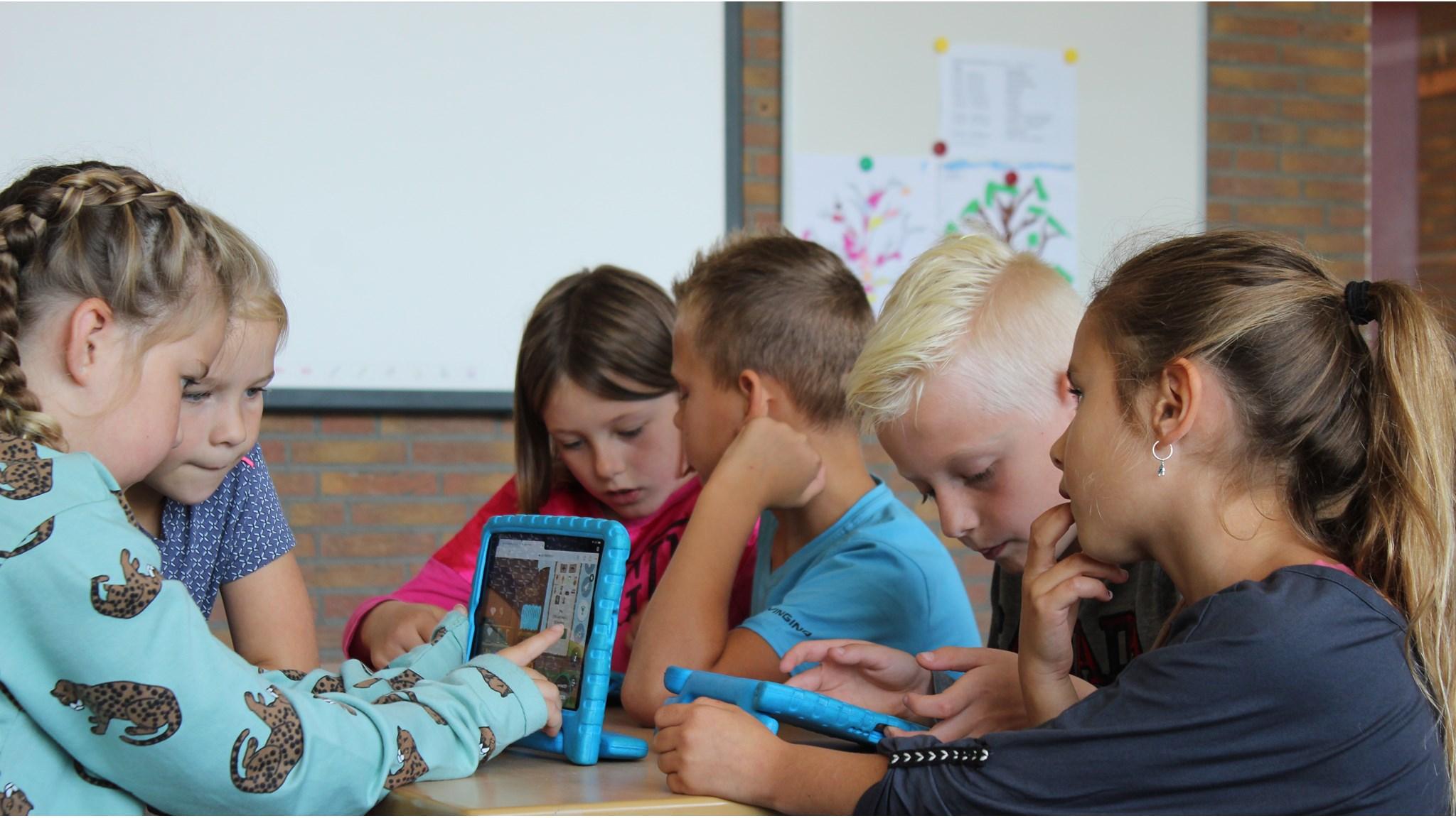 Kinderen werken samen aan digitale projecten op 'De Golfslag' in Swifterbant. Kinderen werken samen aan digitale projecten op 'De Golfslag' in Swifterbant.