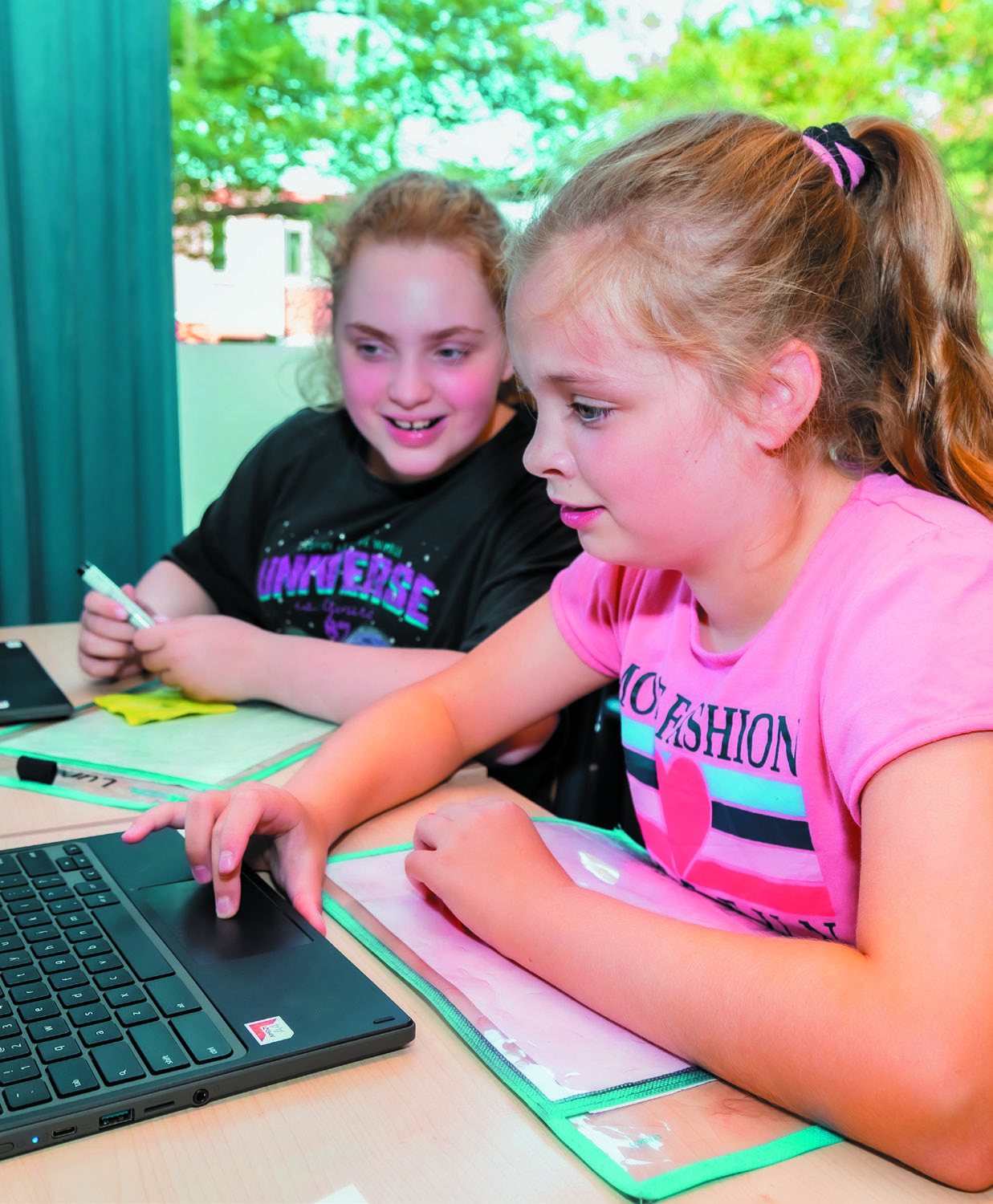 Kinderen werken samen aan een computer in De Trompetvogel in Nieuwegein. Kinderen werken samen aan een computer in De Trompetvogel in Nieuwegein.