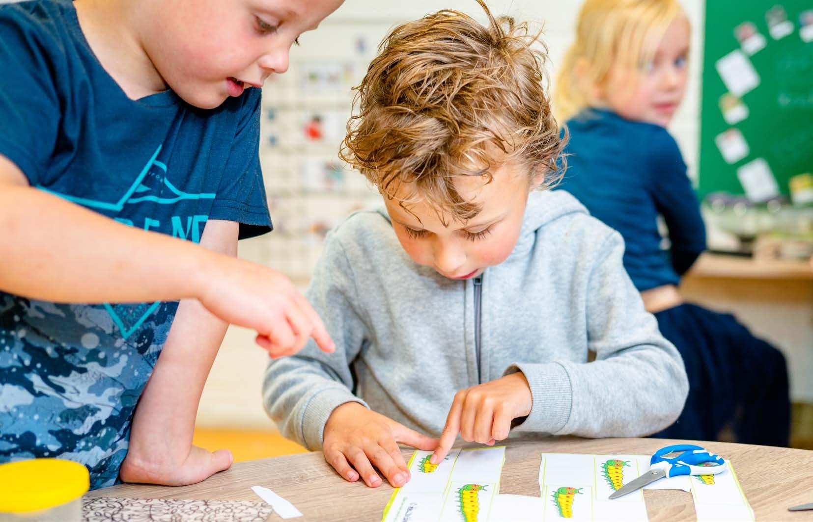 Kinderen werken samen aan een creatief project op De Ichthus in Zwolle. Kinderen werken samen aan een creatief project op De Ichthus in Zwolle.