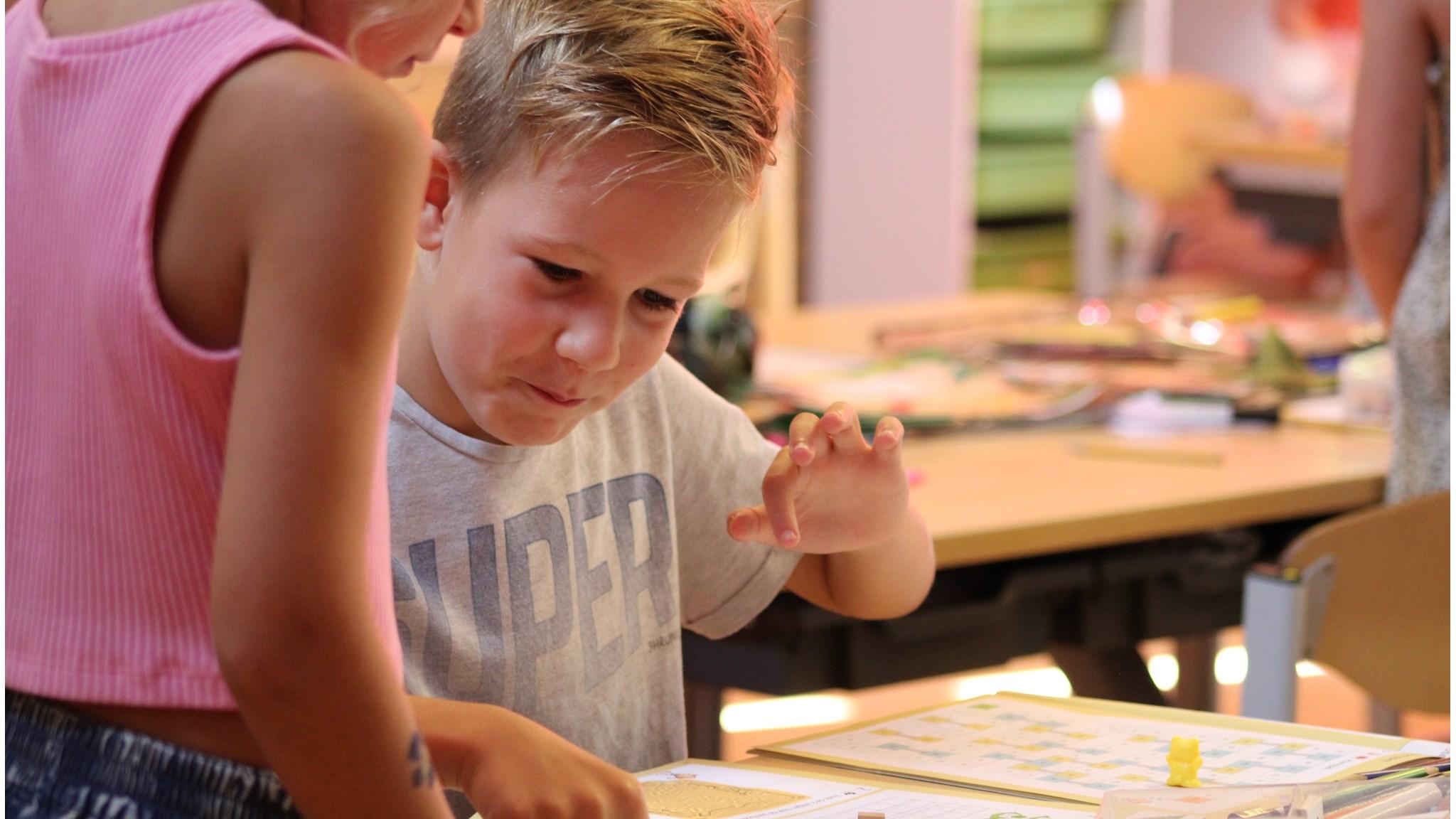 Kinderen werken samen aan een creatieve activiteit in de klas van Rooms Katholieke Basisschool De Vrijhoeve in Sprang-Capelle. Kinderen werken samen aan een creatieve activiteit in de klas van Rooms Katholieke Basisschool De Vrijhoeve in Sprang-Capelle.