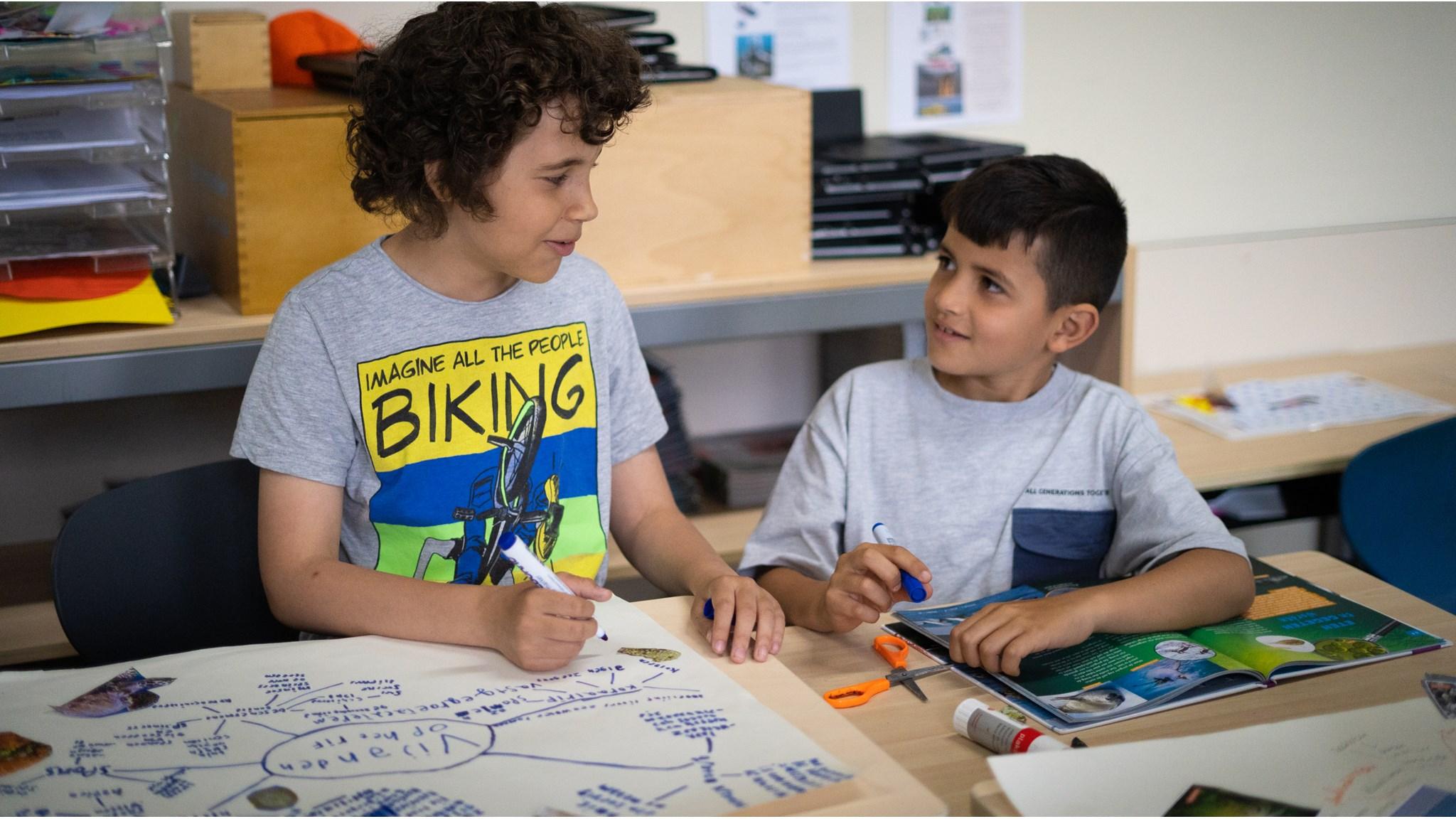 Kinderen werken samen aan een project in De Kleine Wereld, Almere. Kinderen werken samen aan een project in De Kleine Wereld, Almere.