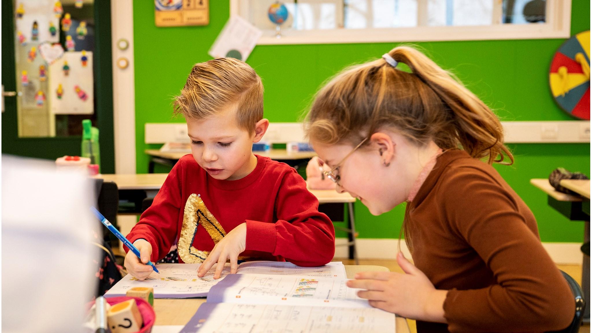 Kinderen werken samen aan hun schoolwerk in de klas van Openbare basisschool School 75 in Nieuw-Buinen. Kinderen werken samen aan hun schoolwerk in de klas van Openbare basisschool School 75 in Nieuw-Buinen.