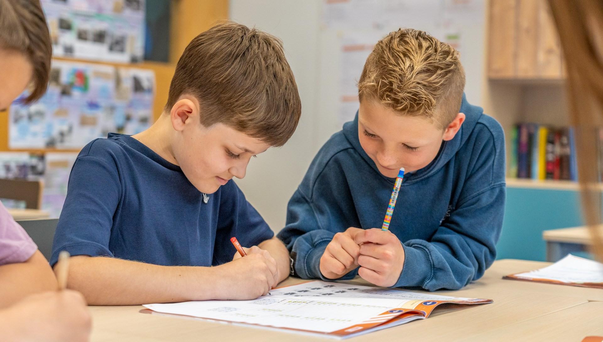 Kinderen werken samen aan opdrachten in de klas van ABS Middelburg in Middelburg. Kinderen werken samen aan opdrachten in de klas van ABS Middelburg in Middelburg.