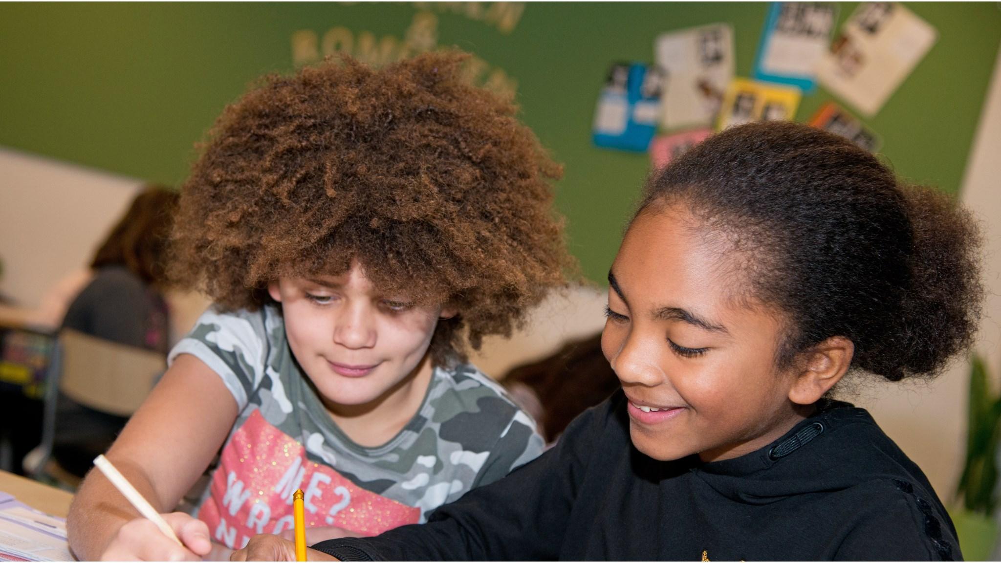 Kinderen werken samen in de klas van Kruidenhoek Jenaplan Basisschool in Rotterdam. Kinderen werken samen in de klas van Kruidenhoek Jenaplan Basisschool in Rotterdam.