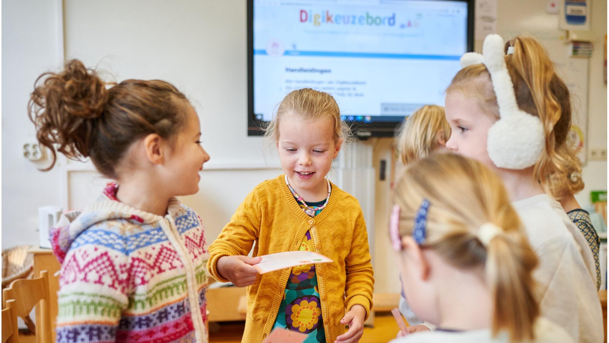 Kinderen werken samen in de klas van OJS De Petteflet in Groningen. Kinderen werken samen in de klas van OJS De Petteflet in Groningen.