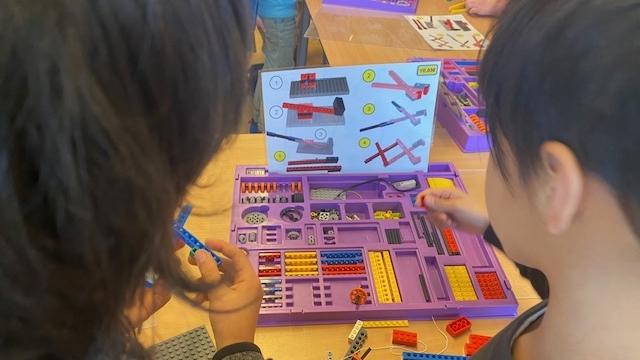 Kinderen werken samen met LEGO in de klas van Joop en Willy Westerweel in Amsterdam. Kinderen werken samen met LEGO in de klas van Joop en Willy Westerweel in Amsterdam.