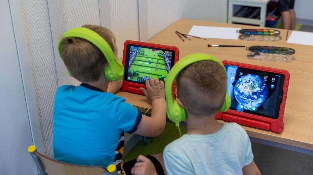 Kinderen werken samen met tablets in de Johannesschool in Arnhem. Kinderen werken samen met tablets in de Johannesschool in Arnhem.