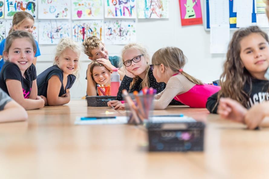 Kinderen werken vrolijk samen in de klas van Openbare Basisschool De Trumakkers in Heeze. Kinderen werken vrolijk samen in de klas van Openbare Basisschool De Trumakkers in Heeze.