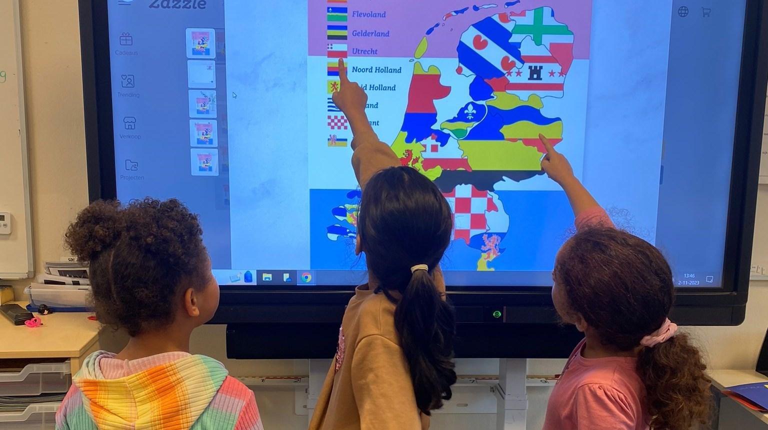 Kinderen wijzen naar een kaart van Nederland tijdens een les aan De Toermalijn in Rotterdam. Kinderen wijzen naar een kaart van Nederland tijdens een les aan De Toermalijn in Rotterdam.