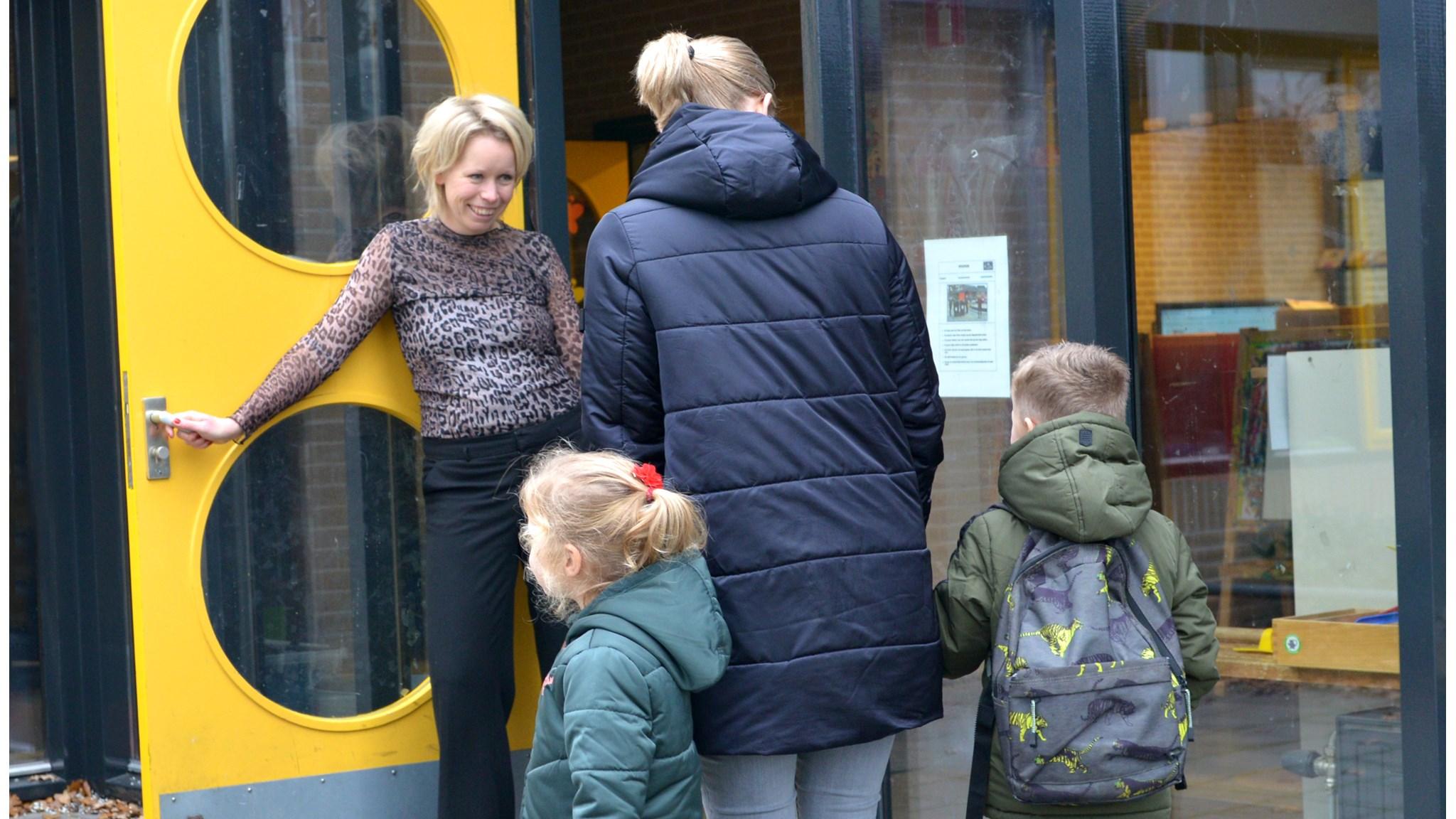 Kinderen worden verwelkomt bij de Mariaschool in Reutum. Kinderen worden verwelkomt bij de Mariaschool in Reutum.