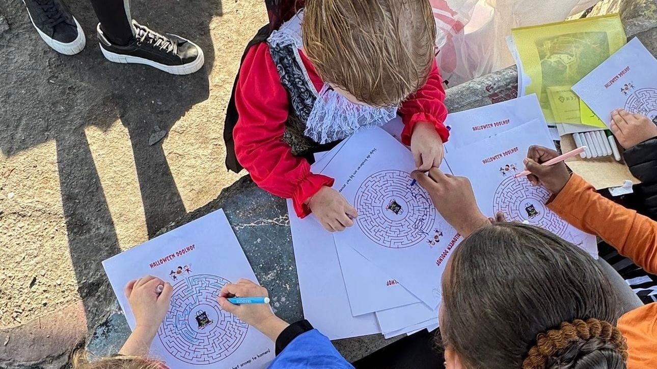 Kinderen zijn aan het kleuren en spelen met doolhoven op het schoolplein van Parkwijck, Openbare Basisschool in Dordrecht. Kinderen zijn aan het kleuren en spelen met doolhoven op het schoolplein van Parkwijck, Openbare Basisschool in Dordrecht.