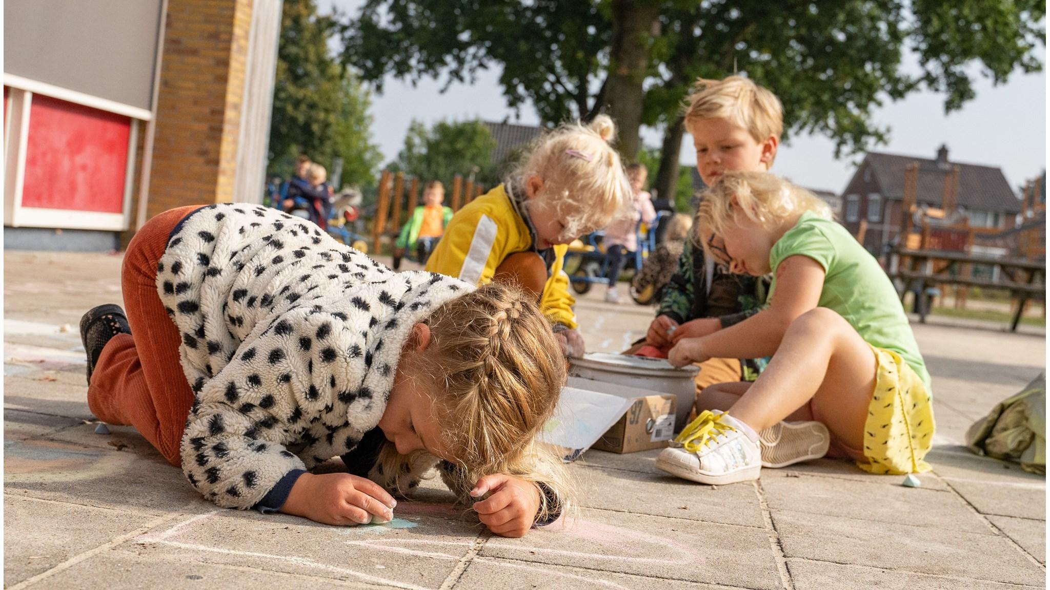 Kinderen zijn aan het krijten op het schoolplein van Willibrord in Denekamp. Kinderen zijn aan het krijten op het schoolplein van Willibrord in Denekamp.
