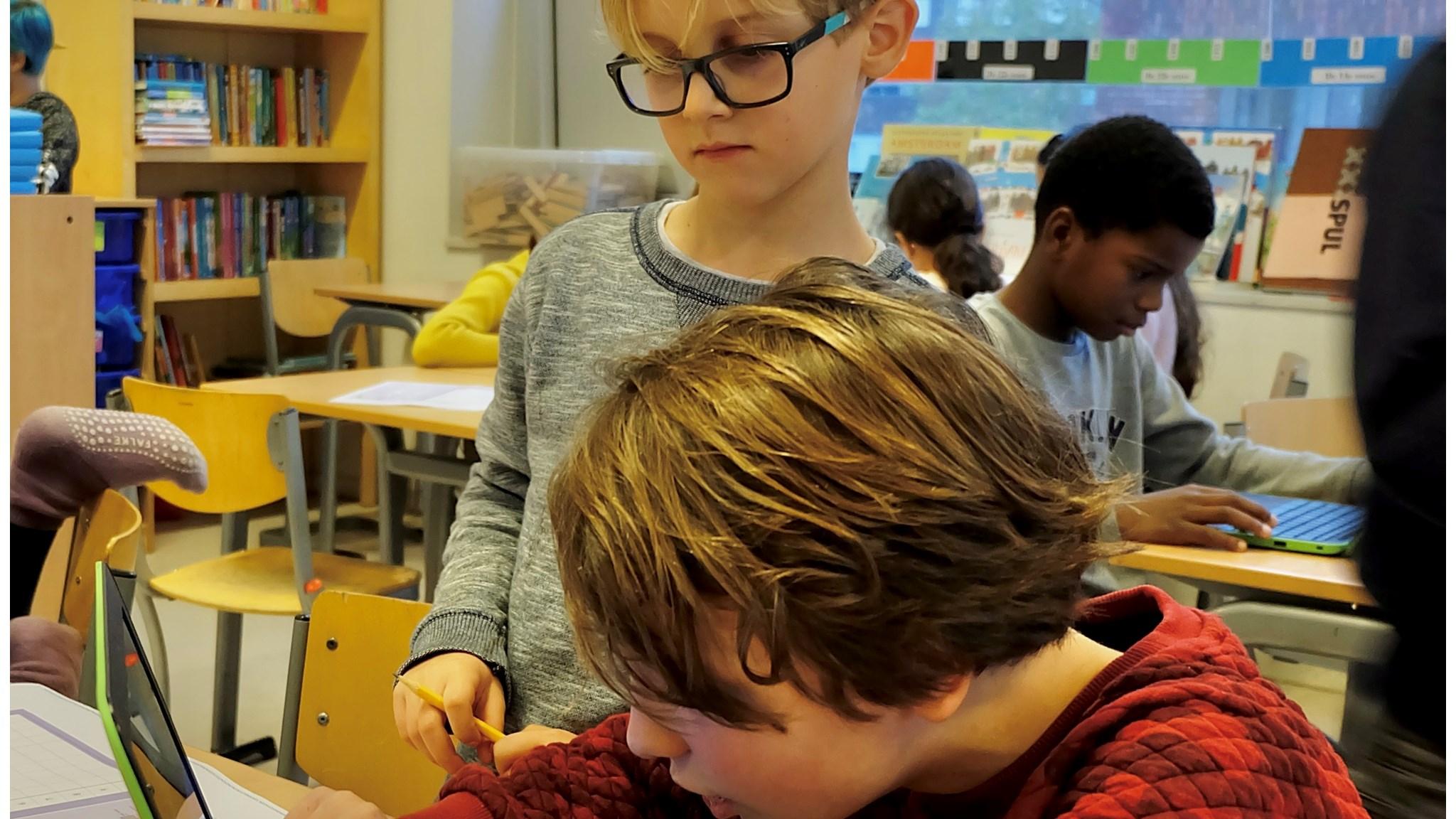 Kinderen zijn aan het samenwerken in een klaslokaal van De Zuiderzee in Amsterdam. Kinderen zijn aan het samenwerken in een klaslokaal van De Zuiderzee in Amsterdam.