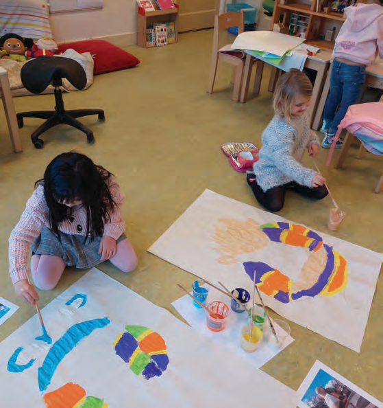 Kinderen zijn aan het schilderen in de klas van De Vlierboom in Den Haag. Kinderen zijn aan het schilderen in de klas van De Vlierboom in Den Haag.