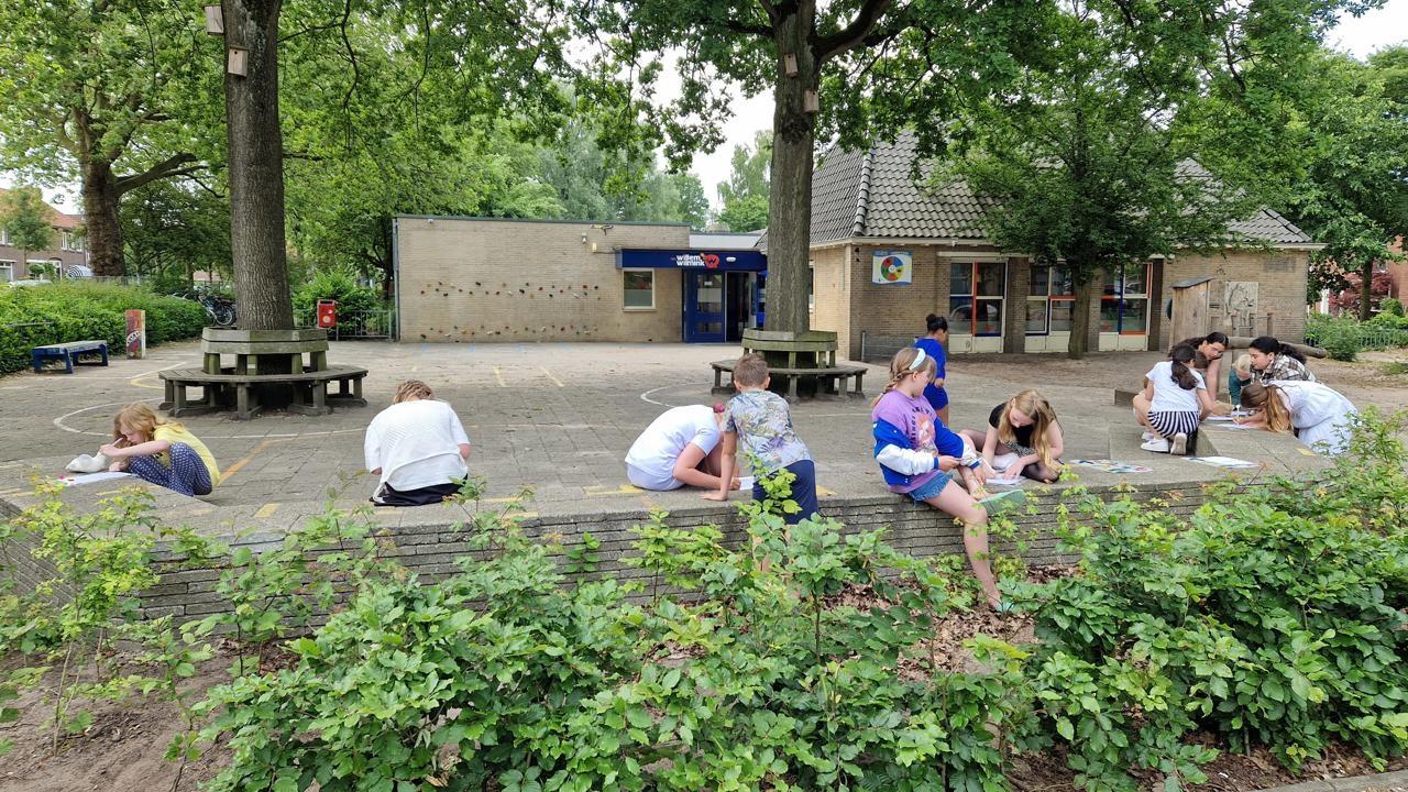 Kinderen zijn aan het tekenen op het schoolplein van obs Willem Wilmink in Enschede. Kinderen zijn aan het tekenen op het schoolplein van obs Willem Wilmink in Enschede.