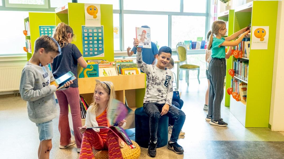 Kinderen zijn actief aan het leren en lezen in de bibliotheek van de R.K. basisschool St. Josephschool in Hooglanderveen. Kinderen zijn actief aan het leren en lezen in de bibliotheek van de R.K. basisschool St. Josephschool in Hooglanderveen.