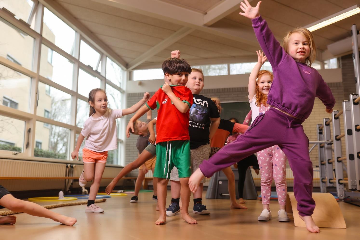 Kinderen zijn actief aan het spelen en bewegen in de gymzaal van IKC Bernadette Maria in Delft. Kinderen zijn actief aan het spelen en bewegen in de gymzaal van IKC Bernadette Maria in Delft.