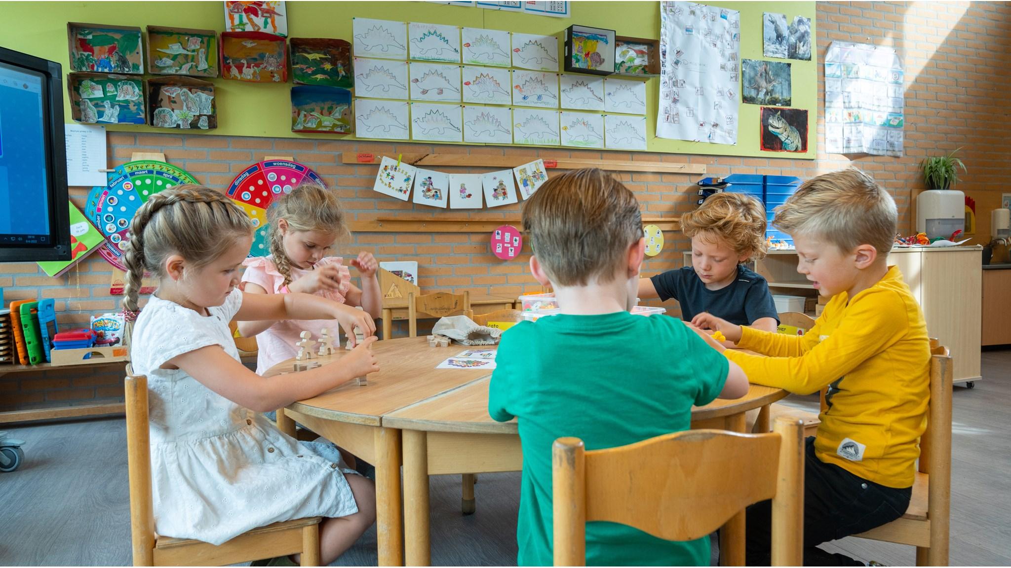 Kinderen zijn actief aan het spelen en creëren in de klas van de Jan Campertschool in Driehuis NH. Kinderen zijn actief aan het spelen en creëren in de klas van de Jan Campertschool in Driehuis NH.