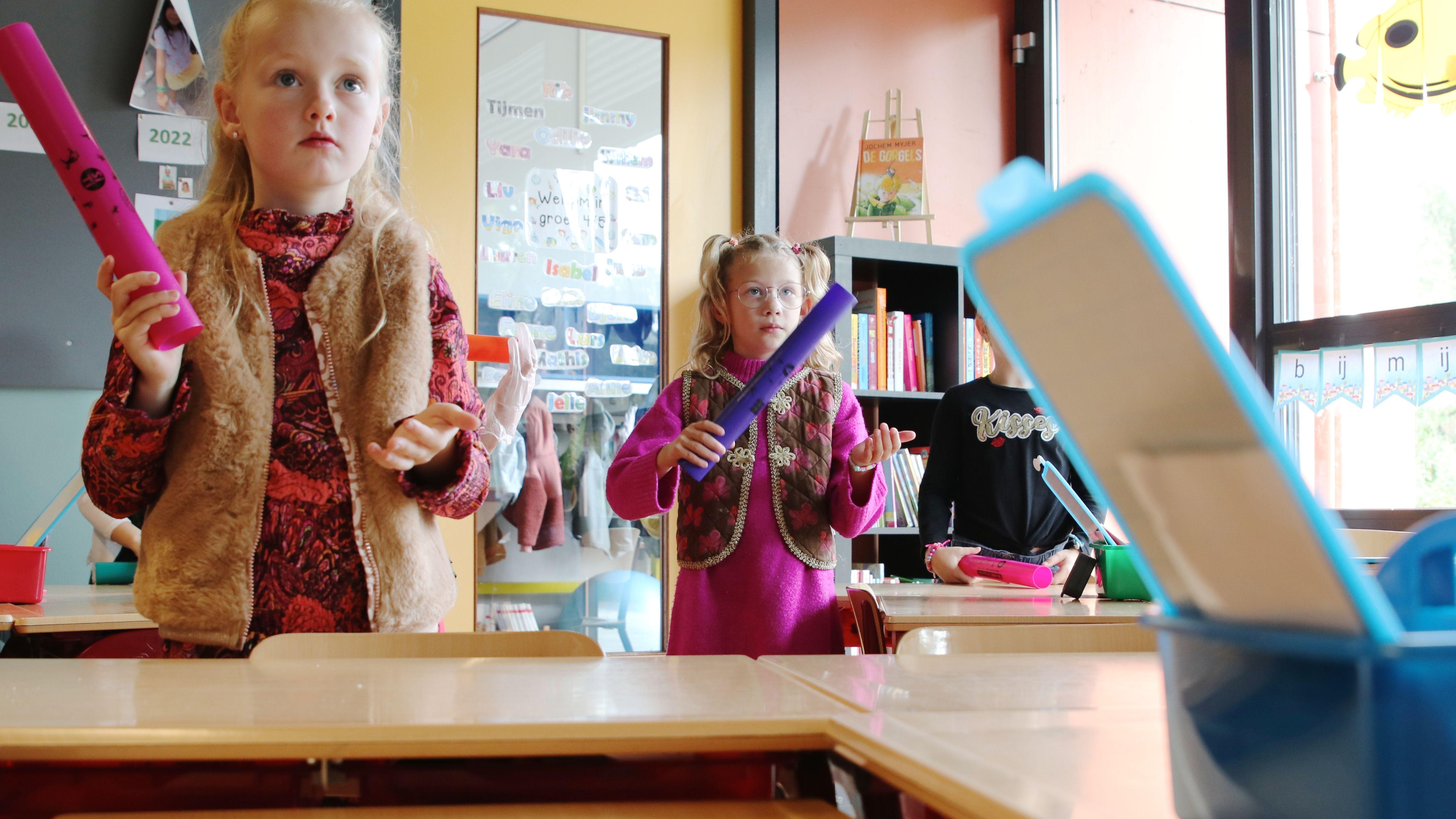Kinderen zijn actief aan het spelen in de klas van IBS De Schittering in Hooge Zwaluwe. Kinderen zijn actief aan het spelen in de klas van IBS De Schittering in Hooge Zwaluwe.
