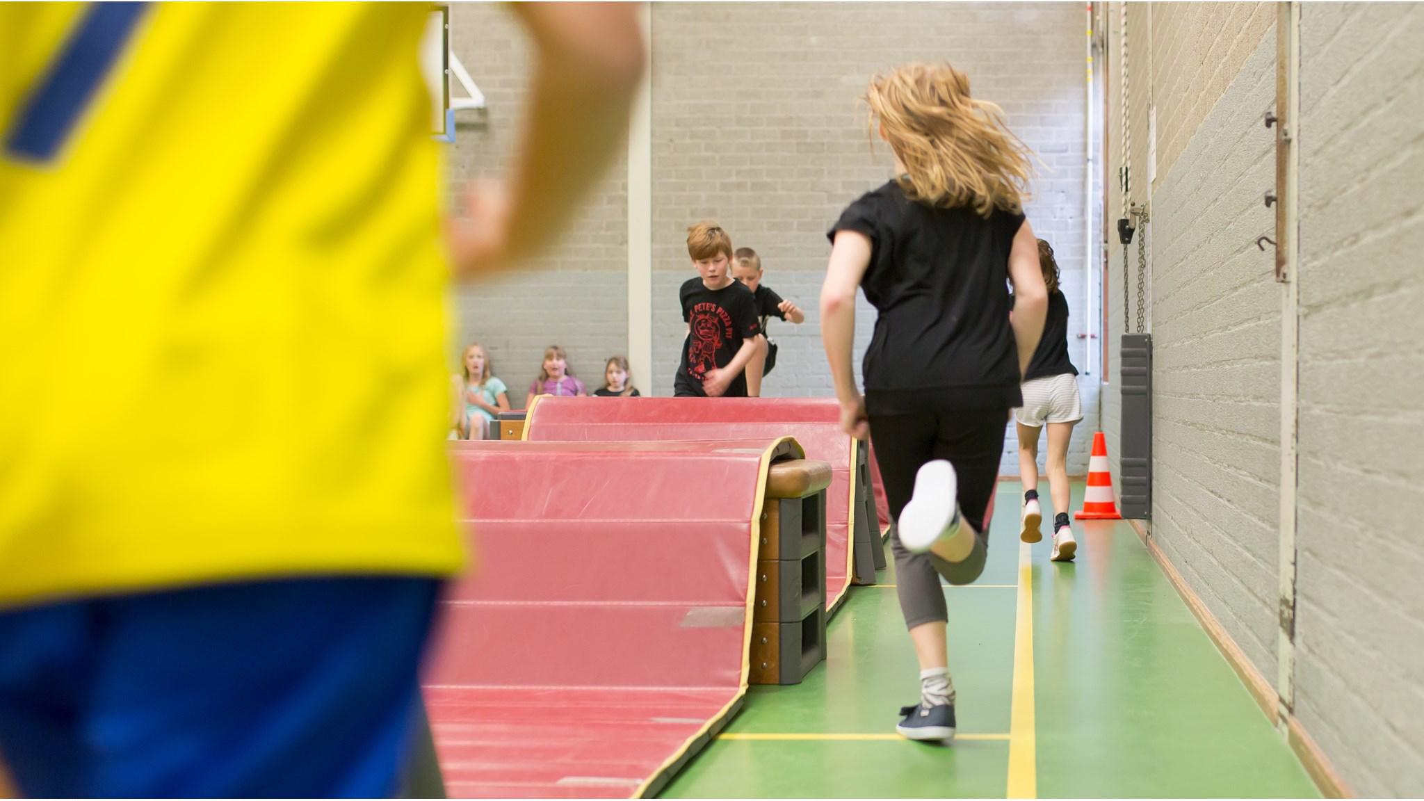 Kinderen zijn actief aan het sporten in de gymzaal van CBS de Waterhof in Delft. Kinderen zijn actief aan het sporten in de gymzaal van CBS de Waterhof in Delft.