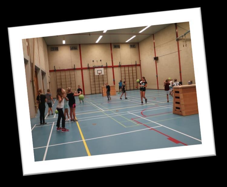Kinderen zijn actief aan het sporten in de gymzaal van de Dr. J. v.d. Hoevenschool in Epse. Kinderen zijn actief aan het sporten in de gymzaal van de Dr. J. v.d. Hoevenschool in Epse.