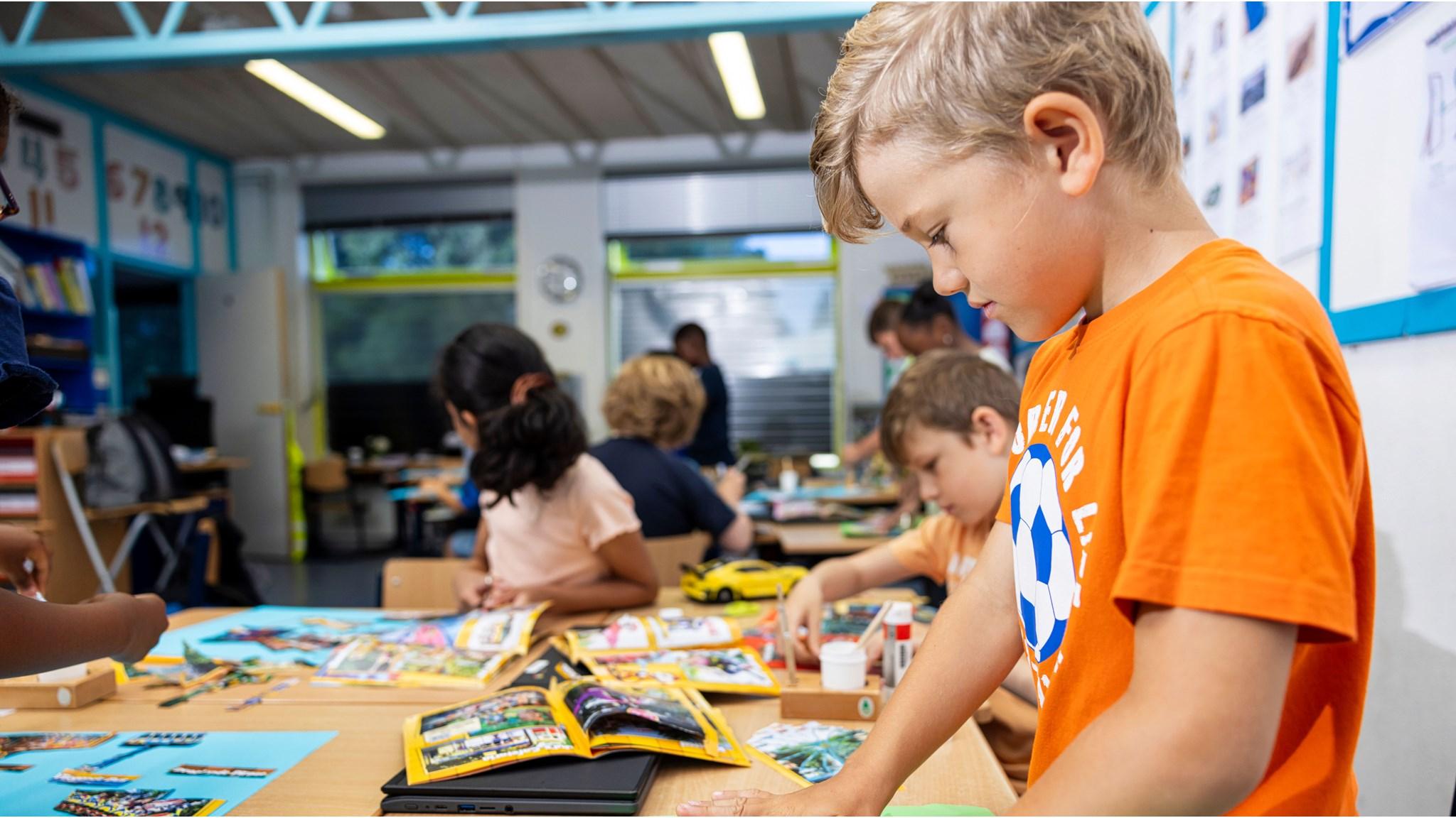 Kinderen zijn actief aan het werken aan creatieve projecten in de klas van SBO De Watertuin in Almere. Kinderen zijn actief aan het werken aan creatieve projecten in de klas van SBO De Watertuin in Almere.