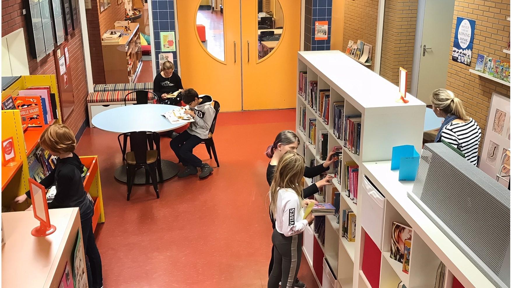 Kinderen zijn actief bezig met lezen en leren in de bibliotheek van WereldKidz Meander in Leersum. Kinderen zijn actief bezig met lezen en leren in de bibliotheek van WereldKidz Meander in Leersum.