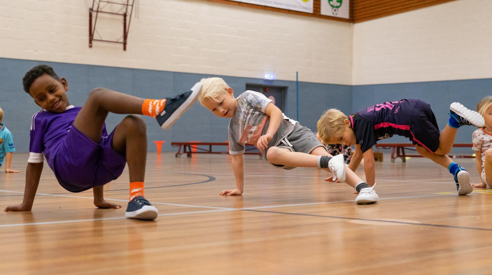 Kinderen zijn actief bezig met spelletjes in de gymzaal van De Zuidwester in Heiloo.