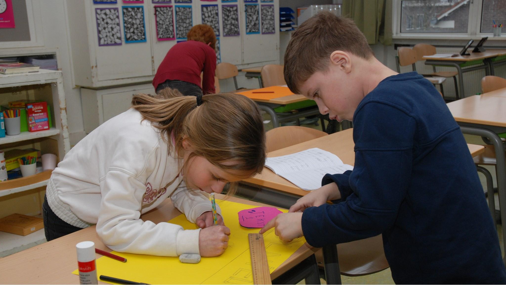 Kinderen zijn actief bezig met tekenen en creëren in de klas van Openbare Basisschool De Wilgenhoek in Haarlem.