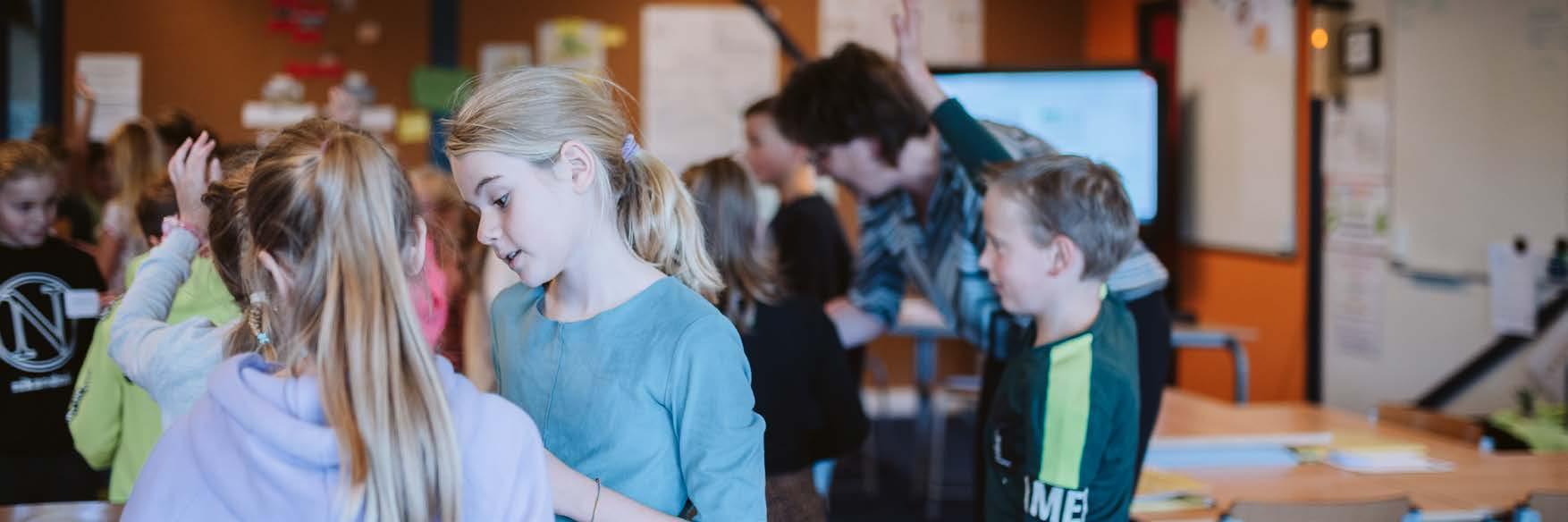 Kinderen zijn actief met elkaar bezig in de klas van Openbare Basisschool De Bogerd in Rossum (Gelderland). Kinderen zijn actief met elkaar bezig in de klas van Openbare Basisschool De Bogerd in Rossum (Gelderland).