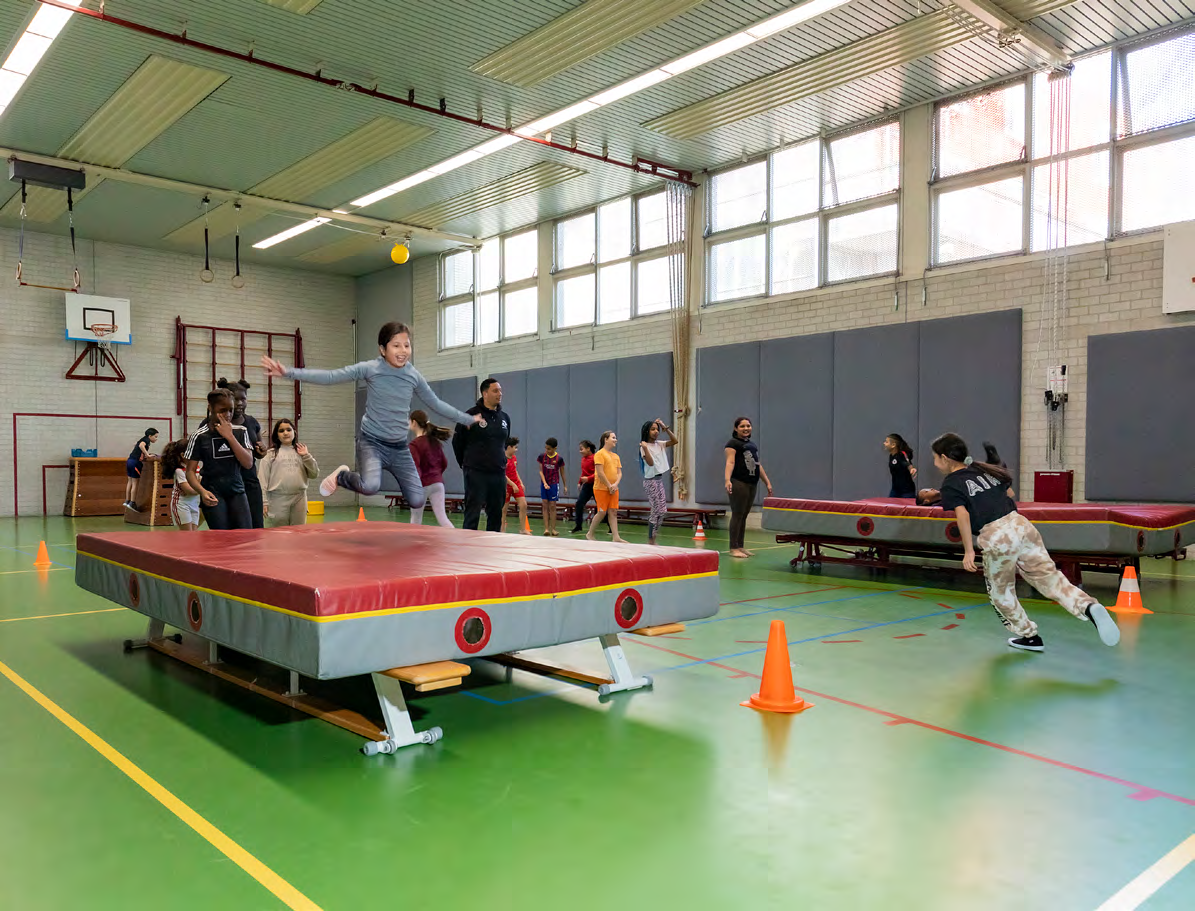 Kinderen zijn actief tijdens gymnastiekles in de gymzaal van KC Het Oude Westen in Rotterdam. Kinderen zijn actief tijdens gymnastiekles in de gymzaal van KC Het Oude Westen in Rotterdam.