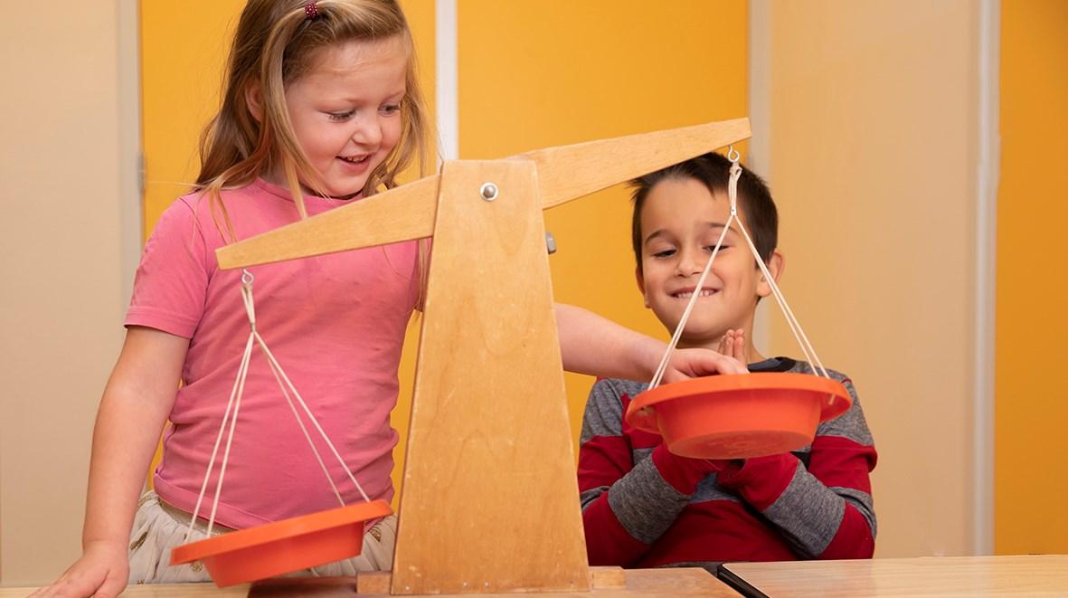Kinderen zijn bezig met een balans op de Johannesschool in Pijnacker. Kinderen zijn bezig met een balans op de Johannesschool in Pijnacker.