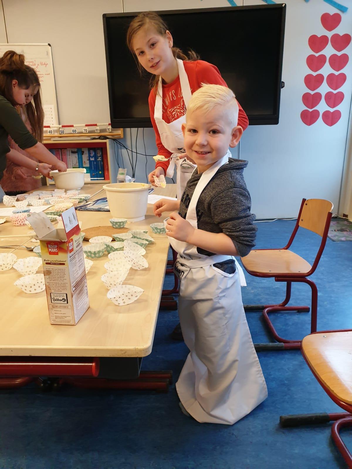 Kinderen zijn bezig met koken in de klas van KC 't Echtenest in Echten (Drenthe). Kinderen zijn bezig met koken in de klas van KC 't Echtenest in Echten (Drenthe).