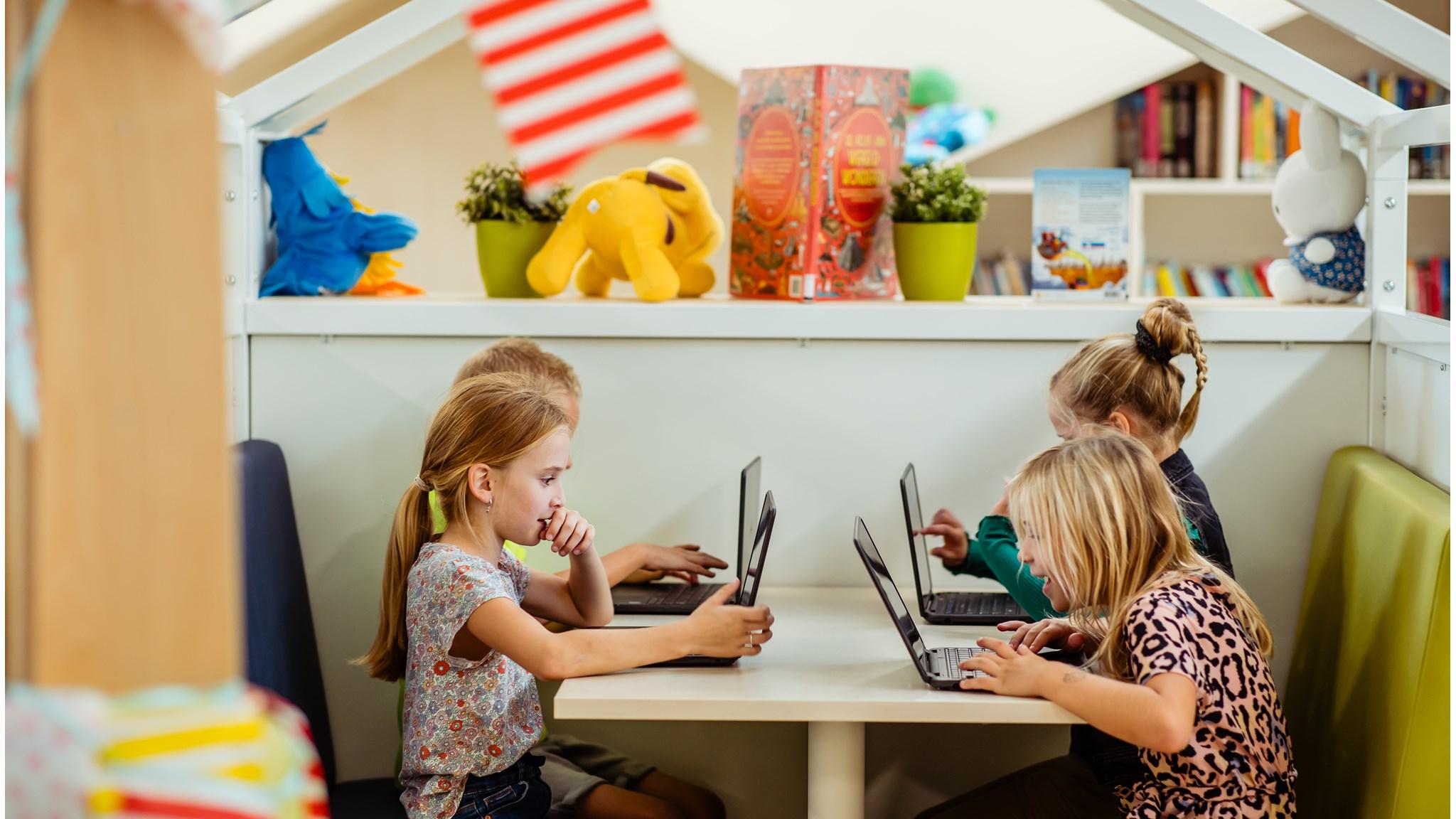 Kinderen zijn bezig met leren op laptops in CNS Herédium in Zijderveld. Kinderen zijn bezig met leren op laptops in CNS Herédium in Zijderveld.