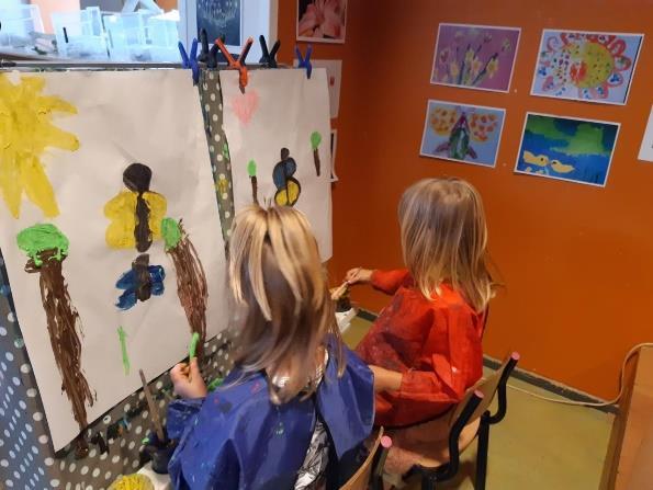 Kinderen zijn bezig met schilderen in de klas van de Rooms Katholieke Basisschool Sint Martinus in Voorst. Kinderen zijn bezig met schilderen in de klas van de Rooms Katholieke Basisschool Sint Martinus in Voorst.