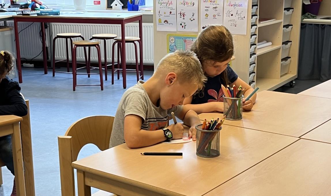 Kinderen zijn bezig met tekenen in de klas van Openbare Basisschool Noord in Borculo. Kinderen zijn bezig met tekenen in de klas van Openbare Basisschool Noord in Borculo.