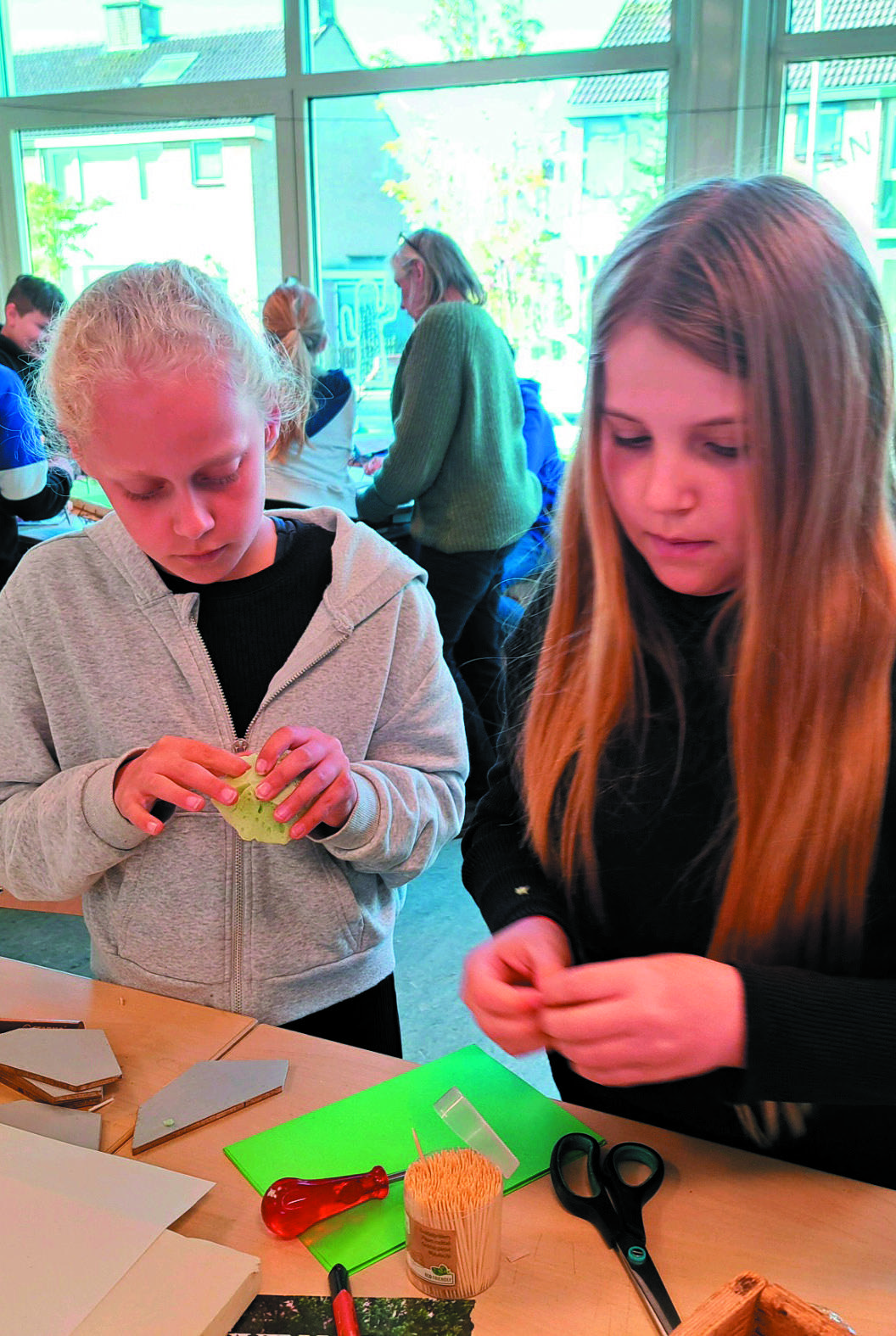 Kinderen zijn creatief aan de slag tijdens een activiteit op Christelijke Basisschool De Hoeksteen in Leersum. Kinderen zijn creatief aan de slag tijdens een activiteit op Christelijke Basisschool De Hoeksteen in Leersum.