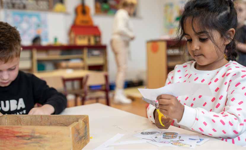 Kinderen zijn creatief aan het knutselen in het klaslokaal van De Achtbaan in Tiel. Kinderen zijn creatief aan het knutselen in het klaslokaal van De Achtbaan in Tiel.