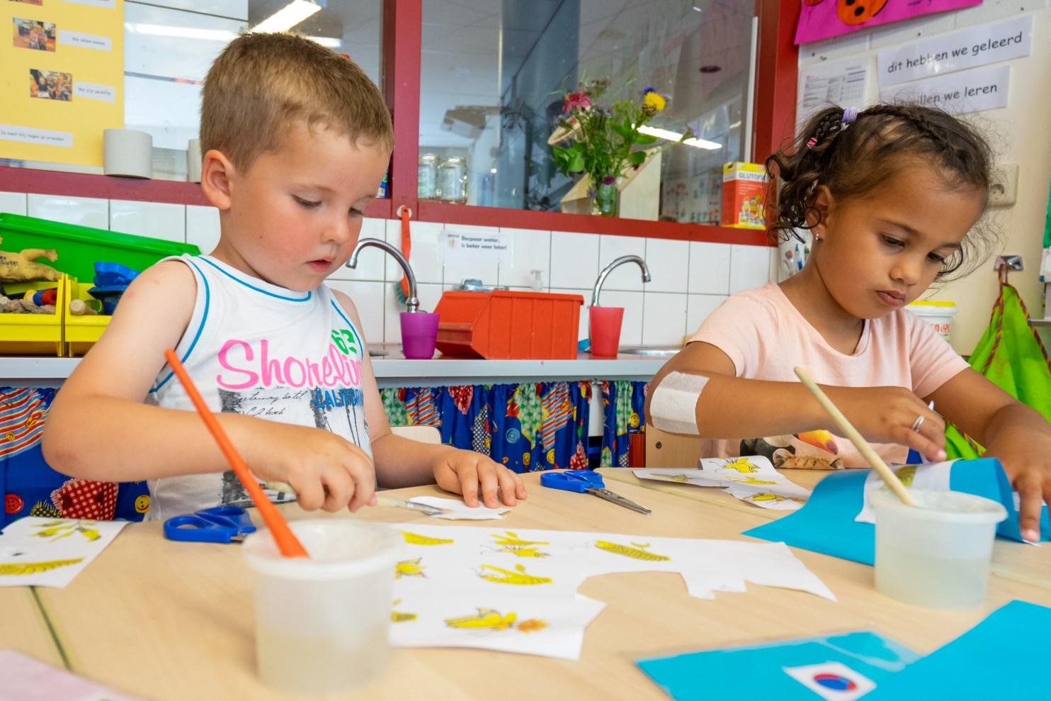 Kinderen zijn creatief aan het knutselen in Openbare Basisschool de Cocon in Alkmaar. Kinderen zijn creatief aan het knutselen in Openbare Basisschool de Cocon in Alkmaar.