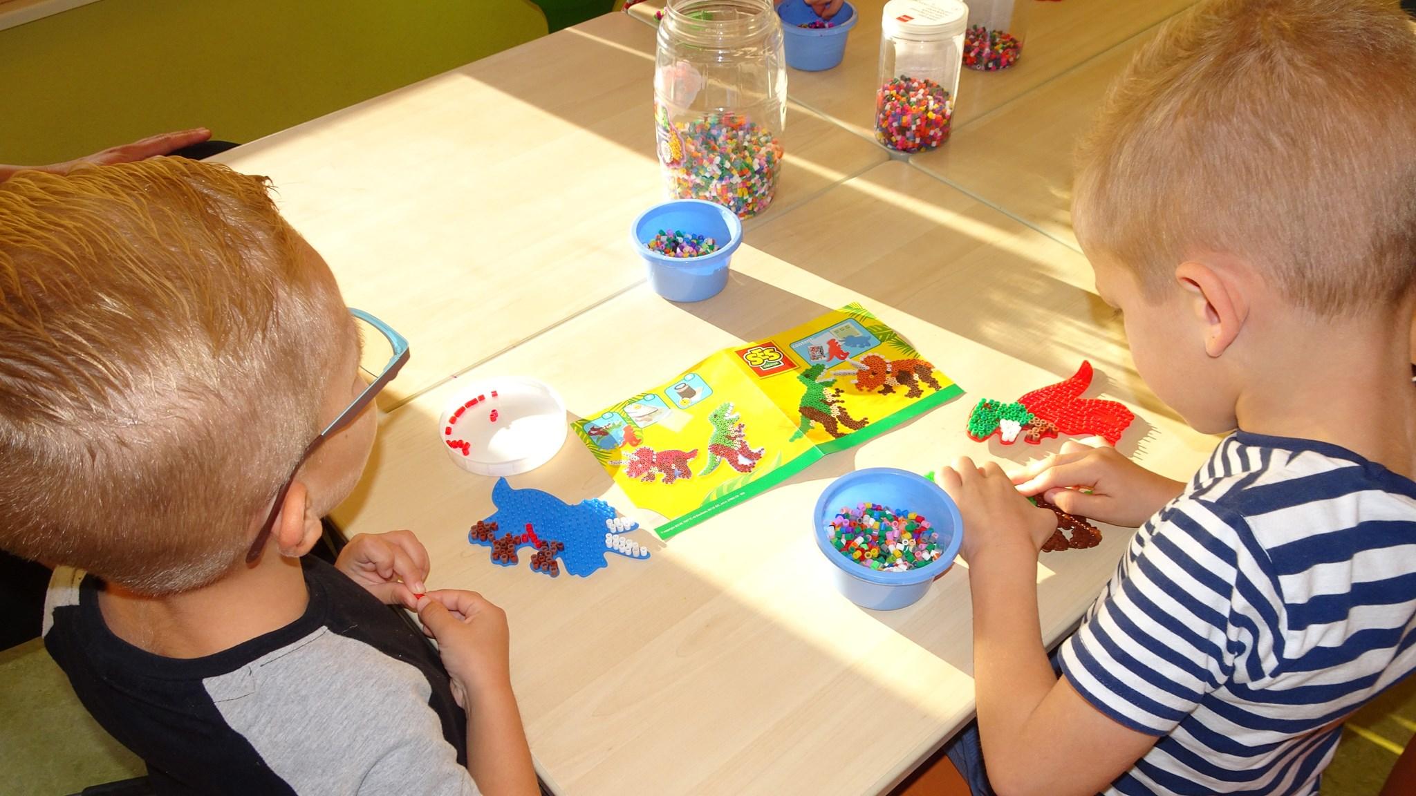 Kinderen zijn creatief aan het knutselen met kleurrijke kralen op Basisschool Tuindorp in Wolvega. Kinderen zijn creatief aan het knutselen met kleurrijke kralen op Basisschool Tuindorp in Wolvega.